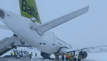 Samolot airBaltic wypadł z drogi startowej w Rydze