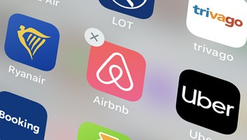 Airbnb zwalnia część pracowników i odwołuje wakacje