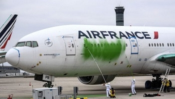 Paryż: Boeing 777 obiektem wandalizmu