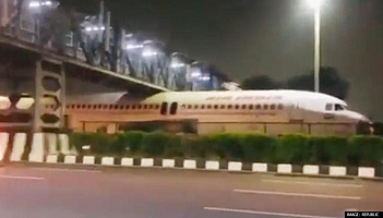 Samolot w malowaniu Air India utknął... pod wiaduktem