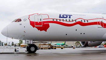 Dreamliner LOT-u w biało-czerwonym malowaniu