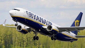 Ryanair przedłuża pięć tras z Polski na lato