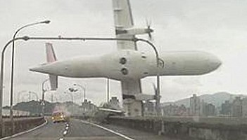 Piloci ATR-a TransAsia wyłączyli zły silnik
