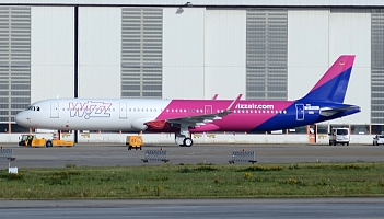 Samochód lotniskowy zakleszczył się pod airbusem Wizz Aira