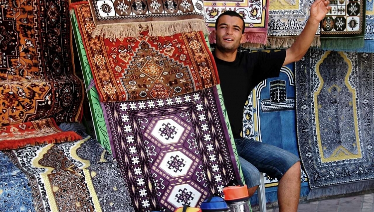 Tajniki tunezyjskich targów. Jak negocjować ceny i co warto kupić?